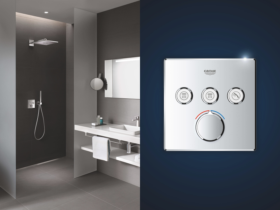 Primo piano di uno SmartControl GROHE di forma quadrata e di un bagno moderno con doccia a incasso.