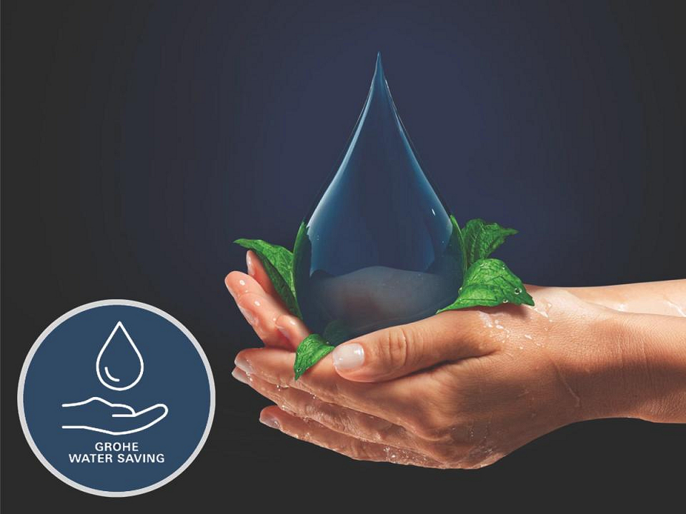 Handen met een grote waterdruppel omringd door groene bladeren, met het GROHE Water Saving logo in de hoek