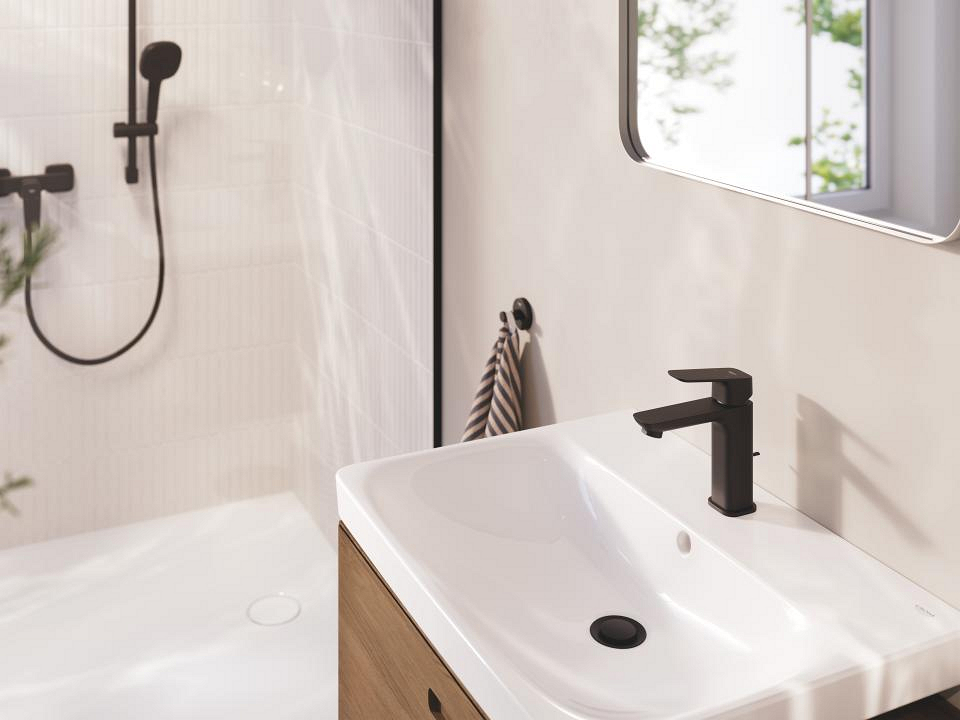 Een zwarte GROHE Cubeo kraan en bijpassende accessoires, met een minimalistisch ontwerp