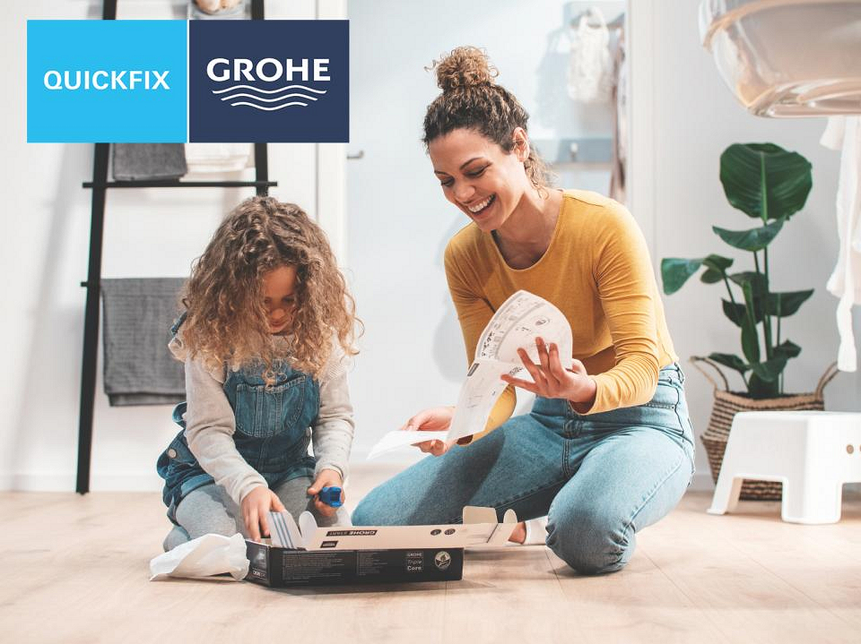 A mother and her daughter unboxing a GROHE DIY product