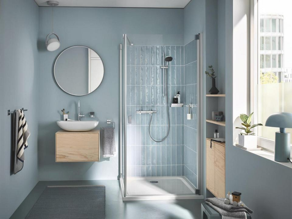 Renovatieset in moderne badkamer met lichtblauwe tegels