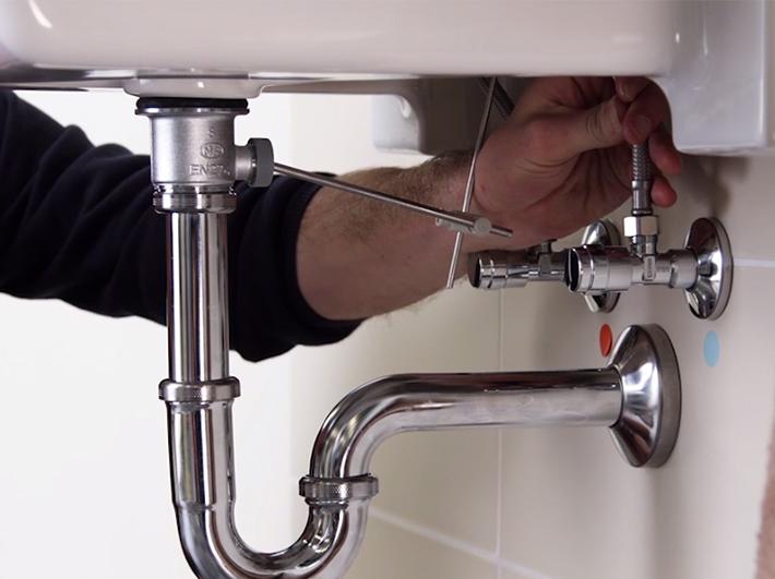 Как установить кран на раковину в ванной пошагово с фото