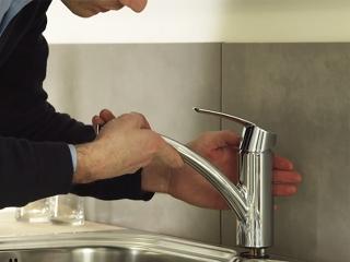 Installation guide - Install a kitchen sink mixer | GROHE