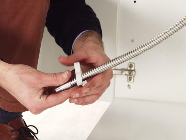 Comment installer un robinet cuisine avec douchette extractible - Tuto