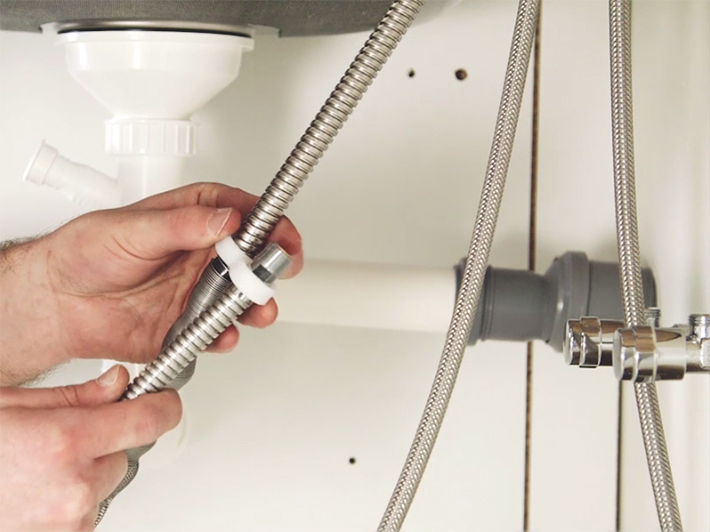 Comment installer un robinet cuisine avec douchette extractible - Tuto