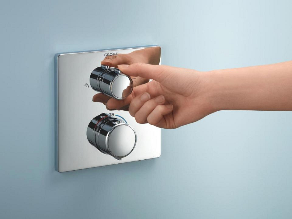Waterbesparende douche vierkant bedieningspaneel