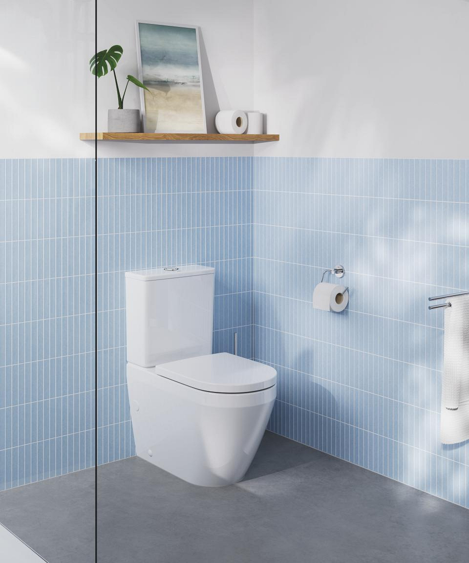 Moderne badeværelse med blå klinker. Grohe toilet og cisterne kombination.