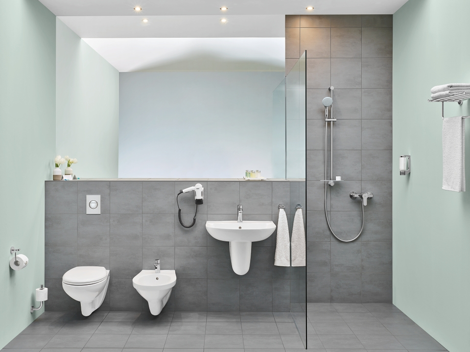Salle de bain avec Baulines et GROHE BauEdge robinet de lavabo S en chrome