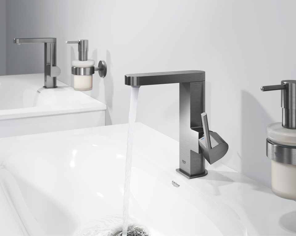 GROHE Plus wastafelkraan M in geborsteld donkergrijs met stromend water