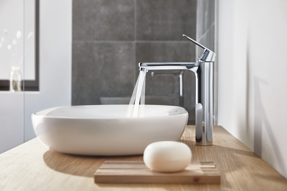 GROHE Eurosmart Cosmopolitan wastafelkraan XL in chroom aan lavabo met stromend water