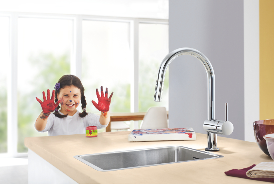 GROHE Minta Touch keukenkraan in chroom met C-uitloop voor makkelijk de handen te wassen