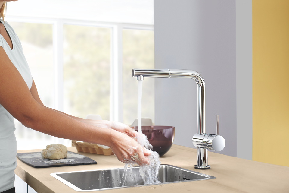 GROHE Minta Touch keukenkraan in chroom met L-uitloop voor makkelijk de handen te wassen