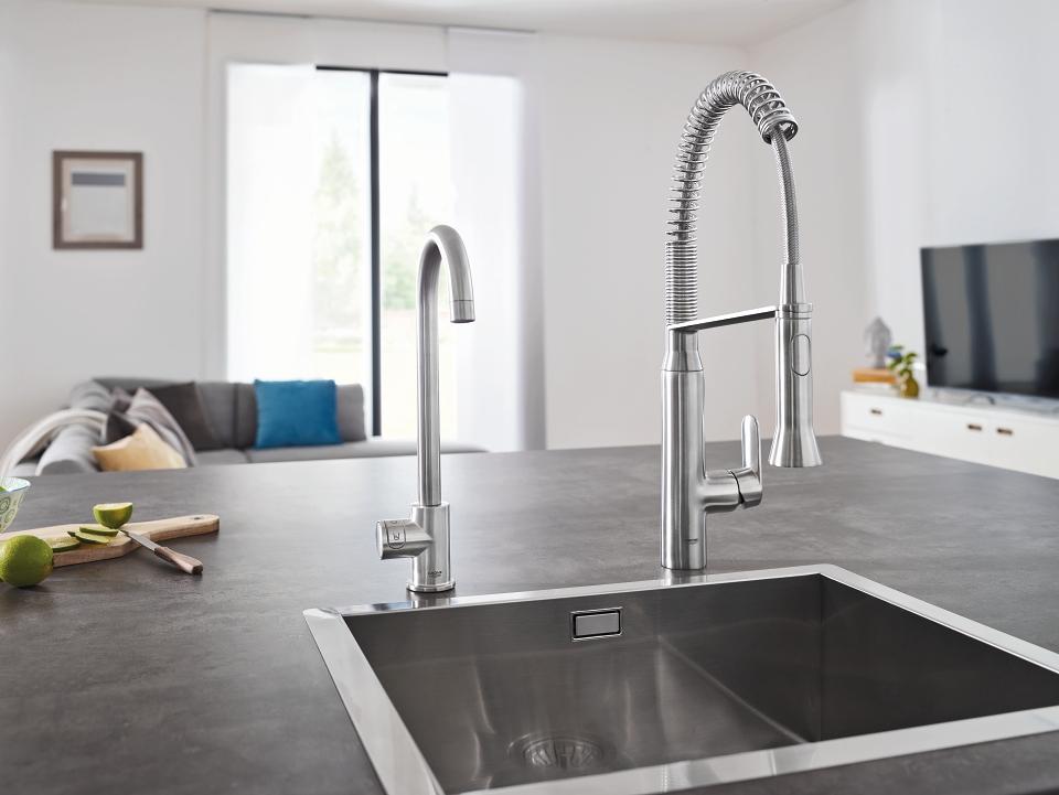 GROHE Blue Home in chroom met C-uitloop naast een GROHE K7 keukenkraan