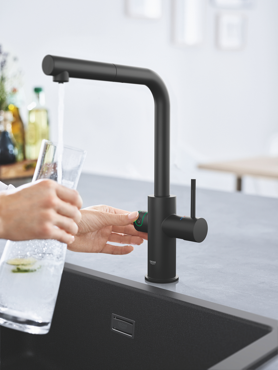 Napełnianie karafki wodą z baterii GROHE Blue Home w kolorze czarnym