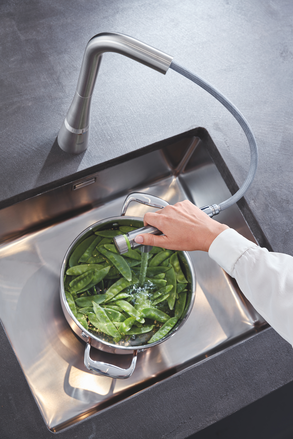 GROHE Zedra keukenkraan in geborsteld grijs met SmartControl en uittrekbare sproeier om makkelijk groenten mee te kuisen