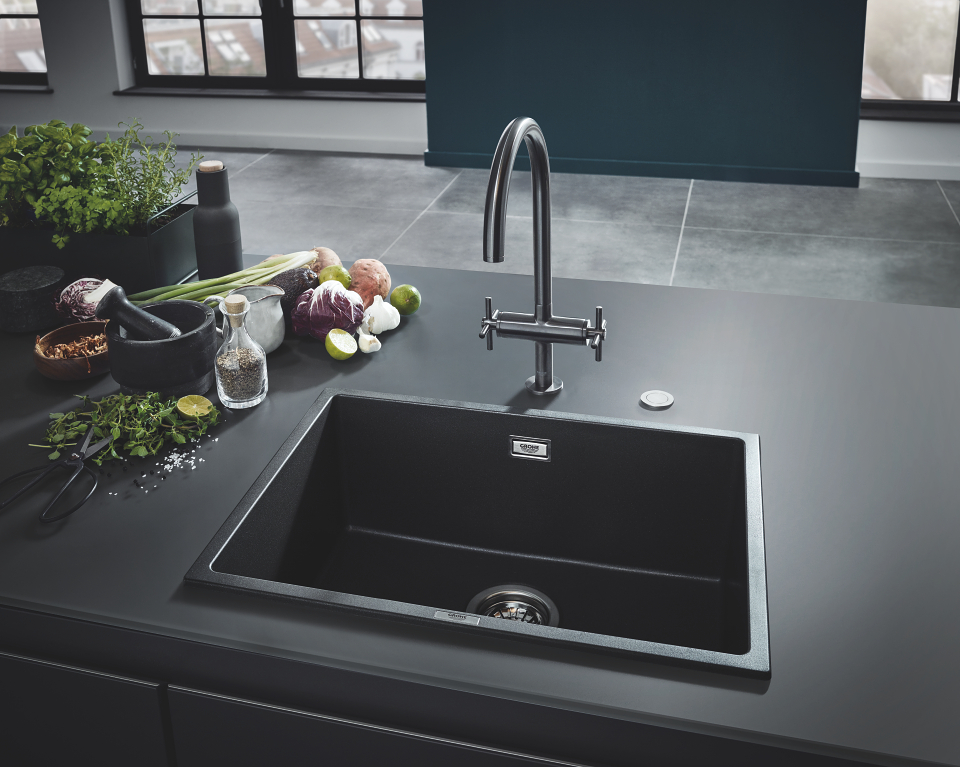 GROHE K700U évier composite à encastrer par dessous en noir granite avec GROHE Atrio robinet de cuisine en gris foncé