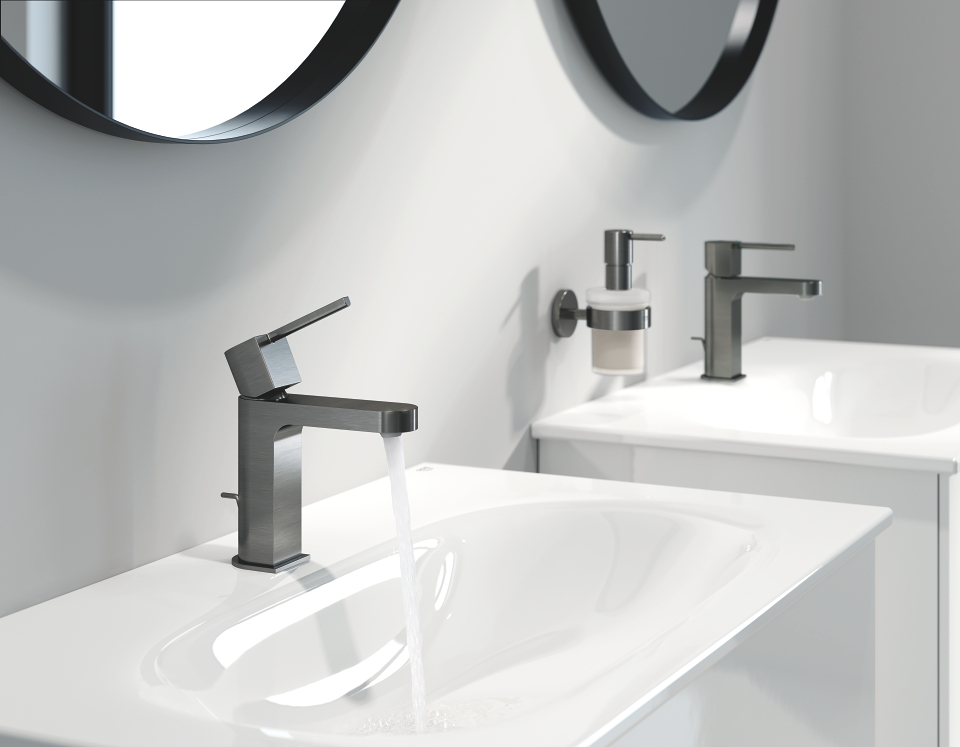 GROHE Plus wastafelkraan S in geborsteld donkergrijs met stromend water